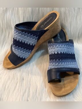 Baretraps Women’s Crochet Wedge Sandals Cork Sole Blue Multi Size 8 EUC